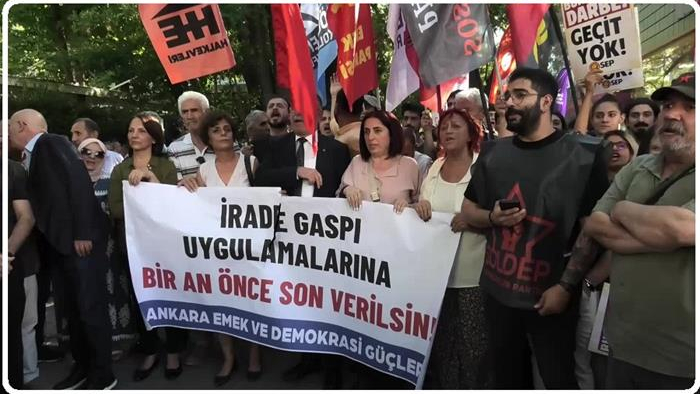 CHP'li belediyelere operasyon Ankara'da protesto edildi