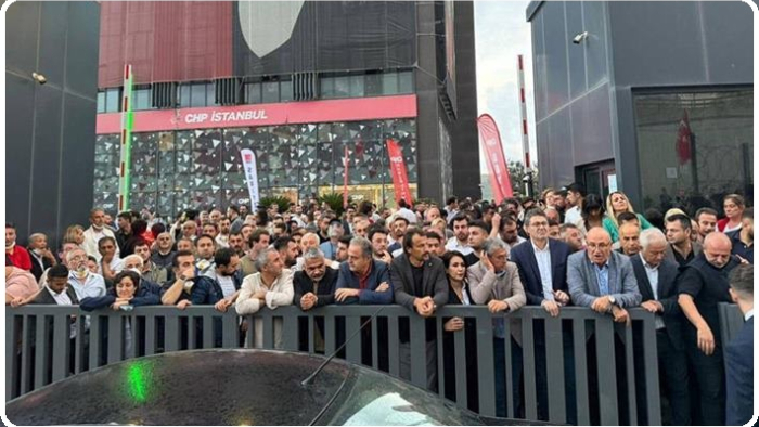 CHP İstanbul İl Başkanlığı ablukada devam ederken Tekin Binaya Girmeye Çalışıyor