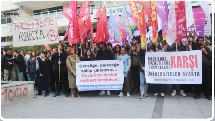 Gençlerin darp edilerek gözaltına alınması protesto edildi