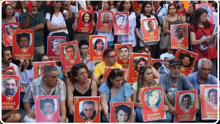 İstanbul'da yürüyüş:   Rojava yaşadıkça 33'ler de yaşayacak